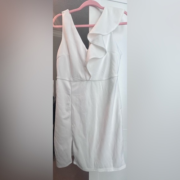 Never worn bridal dress. Size L. Tags on. - Picture 5 of 6